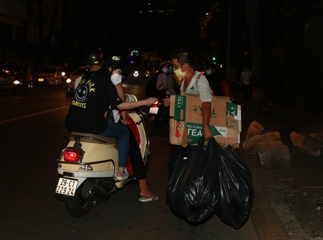 Co gai lam thien nguyen, mang ao khoac trao tan tay nguoi kho khan trong dem-Hinh-21