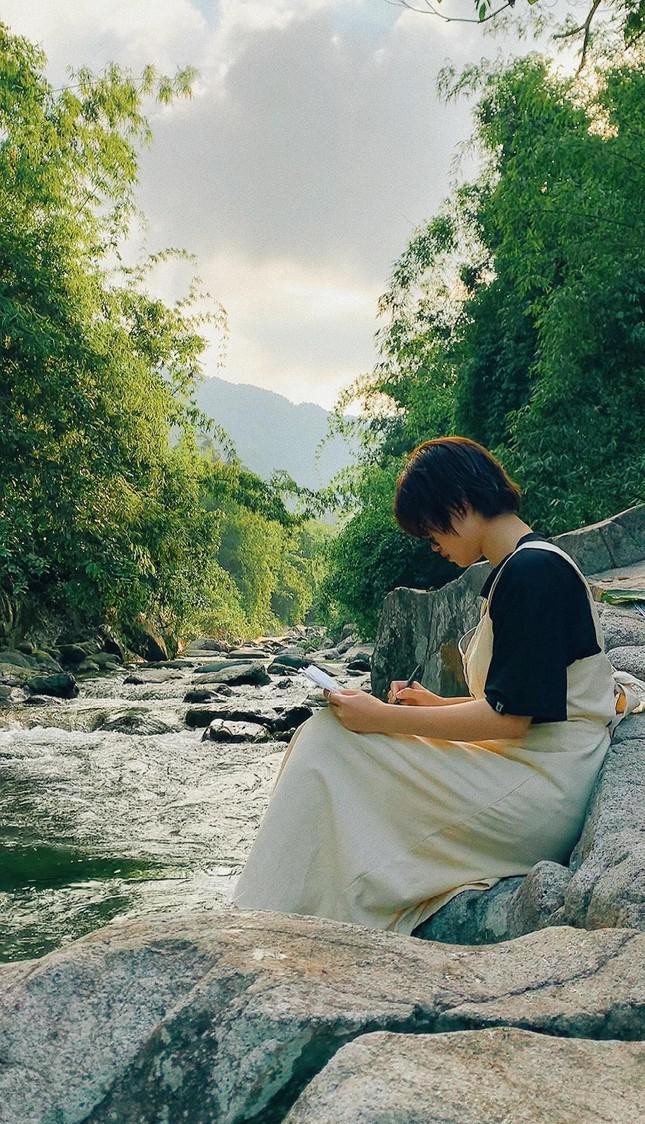 Tiktoker Yen Canvas: Tu hoa si ve tranh den Tiktoker ve thien nhien dan da-Hinh-4