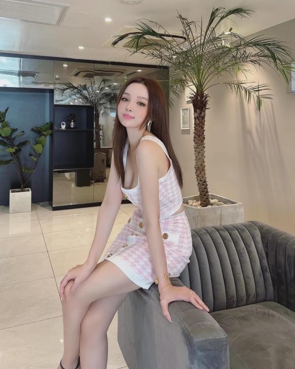 Huyen Baby hiem hoi tung anh chup cung hai con truoc biet thu cua gia dinh-Hinh-5