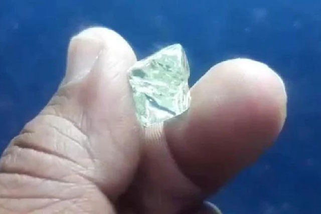 Nong dan tro thanh trieu phu sau mot dem nho dao trung kim cuong 13 carat