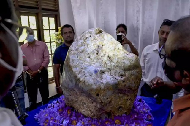 Phat hien khoi da quy nang 310 kg o Sri Lanka