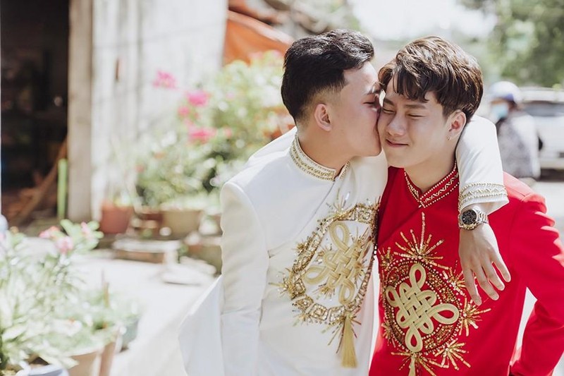 Chuyen tinh cap LGBT nam: Yeu nhau tu cu tat luc uong say-Hinh-13
