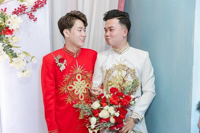 Chuyen tinh cap LGBT nam: Yeu nhau tu cu tat luc uong say