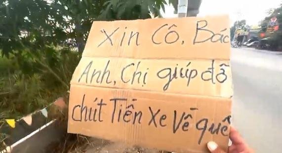 Boc me thanh nien ngoi duong xin tien ve que, bo cua chay lay nguoi