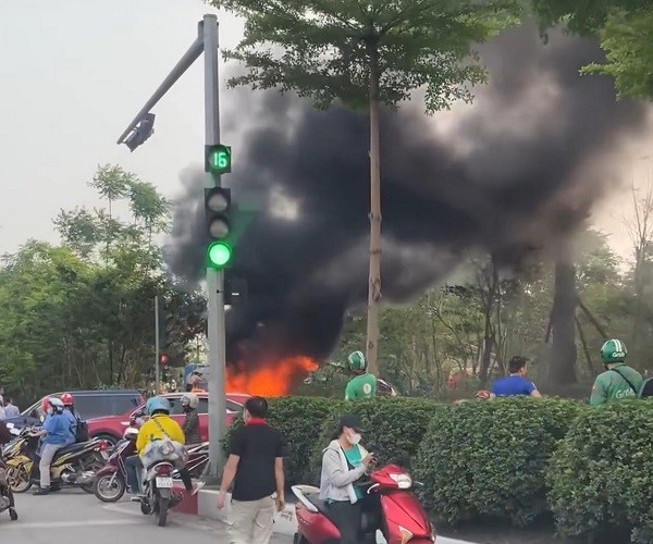 Xe tai boc chay du doi tren duong Vo Van Kiet, Ha Noi