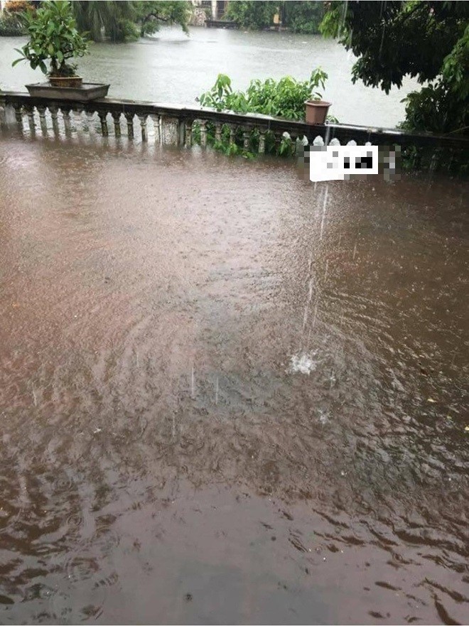 Mua ngap san, chong dat ngay long ga len giuong ngu khien vo tuc dien