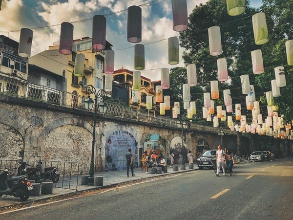 Pho Phung Hung rop den long don Trung thu giua long Ha Noi