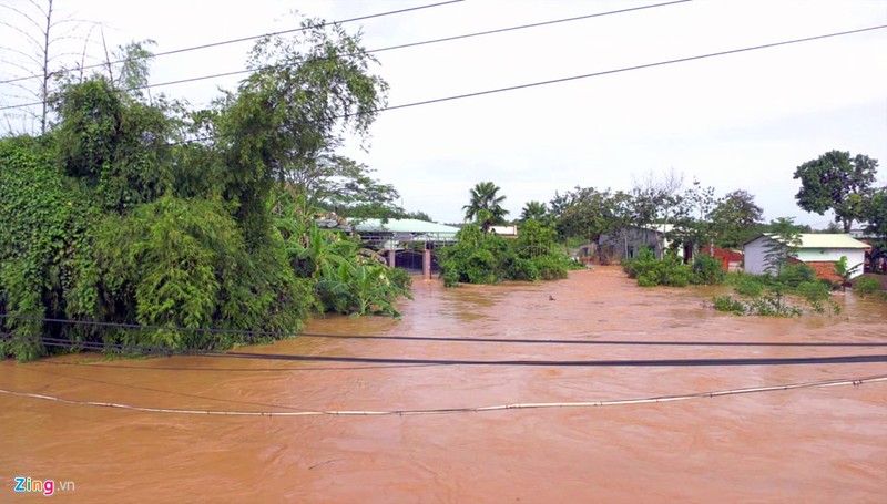 Lu dang cao dot ngot, hang tram nguoi dan Binh Phuoc so tan gap