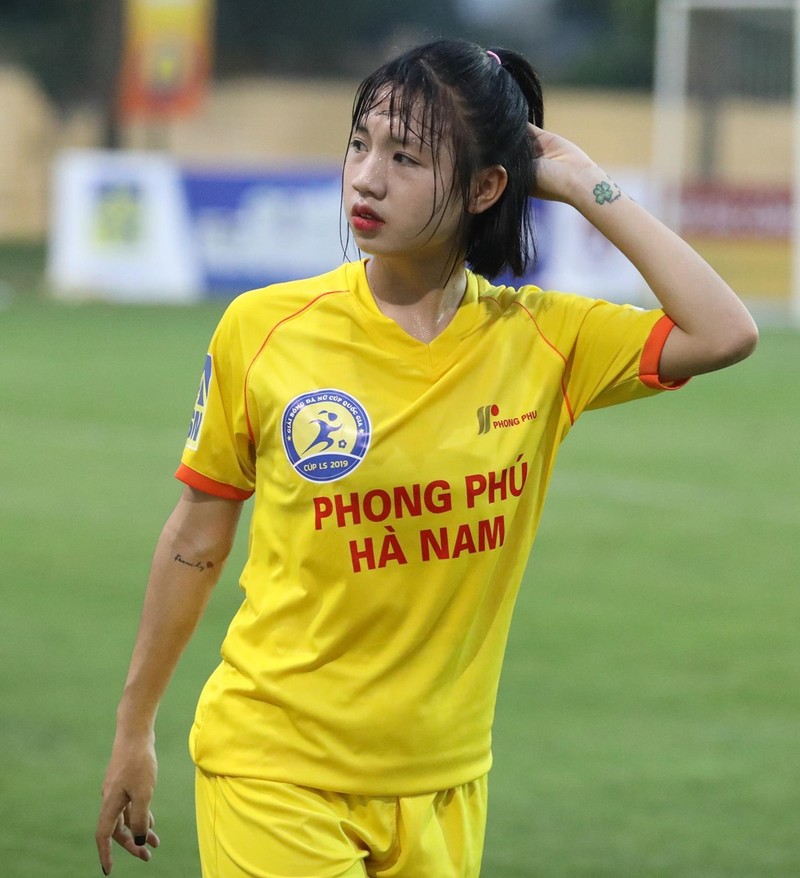 Nu cau thu xinh nhat Viet Nam Tran Thi Duyen bi don yeu “hot boy” U23-Hinh-2