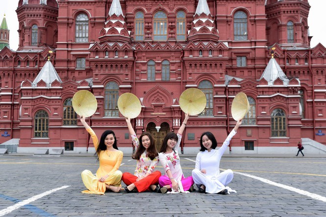 Du hoc sinh Viet tai LB Nga khoe duyen dang ao dai