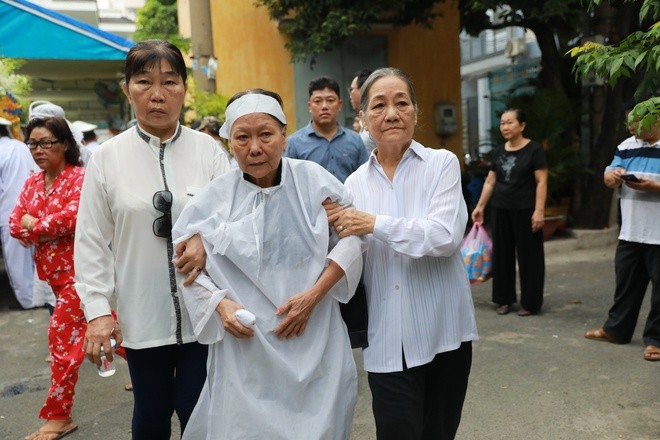 Gia dinh, dong nghiep thuong tiec tien dua nhac si Vu Duc Sao Bien