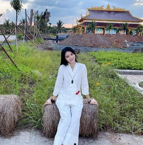 Hoa hau Jolie Nguyen tai xuat mang xa hoi sau 4 thang o an-Hinh-2