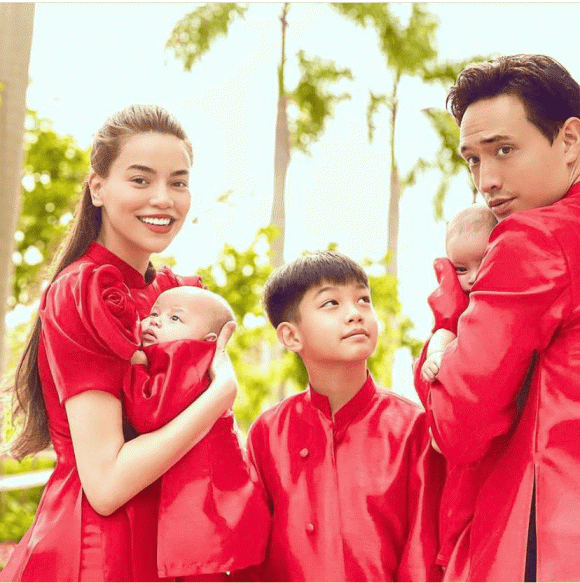 Ho Ngoc Ha - Kim Ly cung 3 con dien ao dai do don Tet-Hinh-2