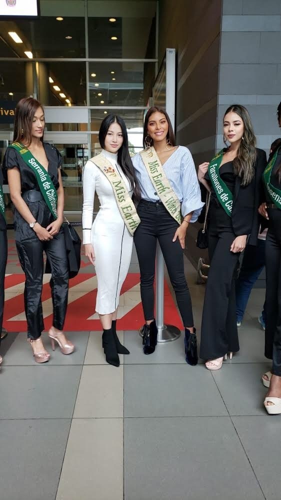 Miss Earth Phuong Khanh bi boc chieu cao that sau anh “co be di lac“-Hinh-8