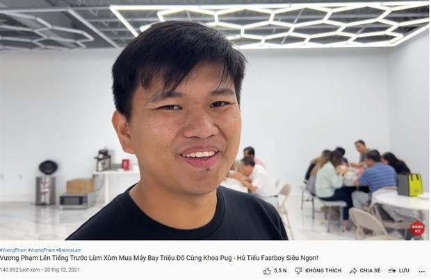 Khoa Pug bi to 'luon leo' trong vlog mua may bay 115 ty