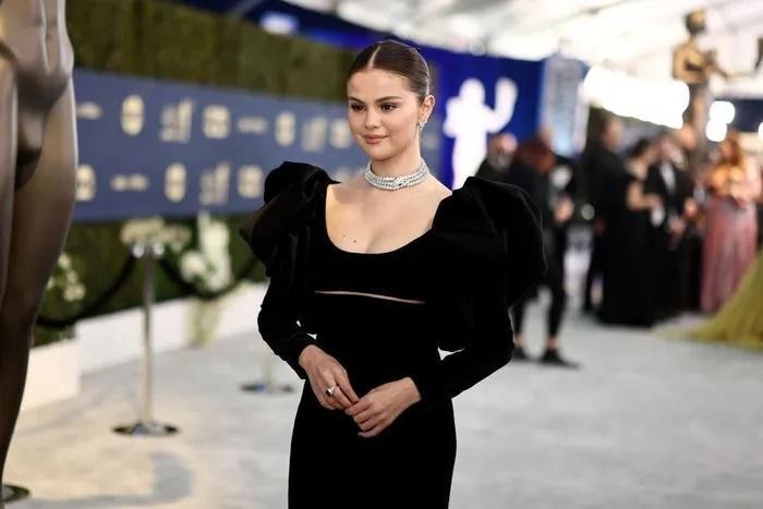 Selena Gomez 'que do' vi cu nga tung giay tren tham do