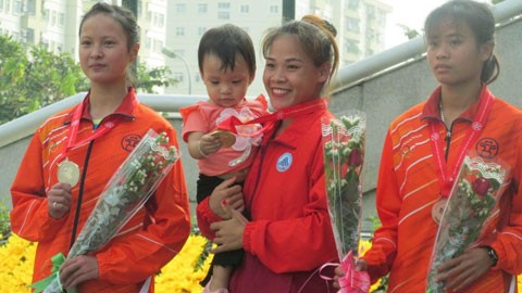 Mung quoc te phu nu: Nhung 'ba me bim sua' la nha vo dich