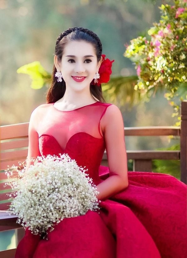 Sao Viet choi lon chon mau vay cuoi mau noi cho ngay trong dai-Hinh-12