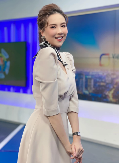 Style cong so 2 BTV VTV: Mai Ngoc thanh lich, Ngoc Trinh sang chanh-Hinh-4