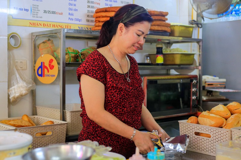 Nhung hang banh mi noi tieng Ha Noi ban hon 1.000 chiec moi ngay