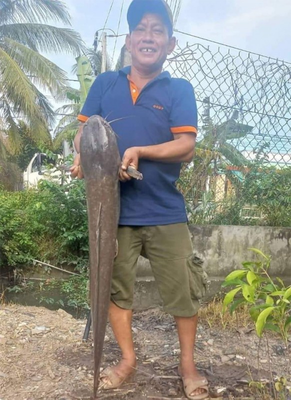 Cau duoc ca tre khung nang gan 10kg, nguoi dan ong tha lai ao