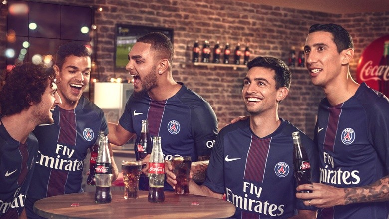 Cau thu PSG bi cam uong Coca-Cola