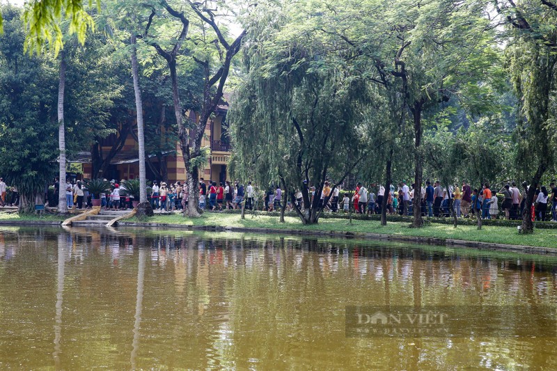 Hang van nguoi xep hang vao Lang ngay Quoc khanh 2/9-Hinh-10