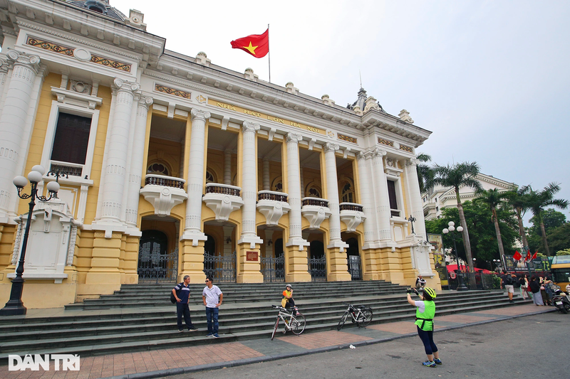 Tan huong ky nghi, nguoi dan thanh thoi dap xe dao khap Ha Noi-Hinh-12