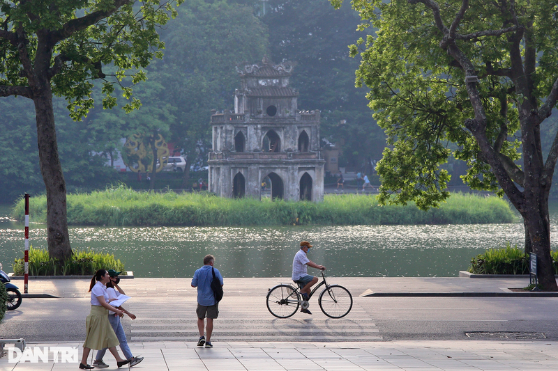 Tan huong ky nghi, nguoi dan thanh thoi dap xe dao khap Ha Noi-Hinh-16