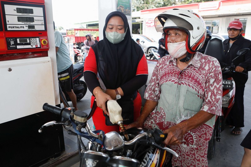 Ganh tro cap qua lon, Indonesia buoc tang gia nhien lieu 30%