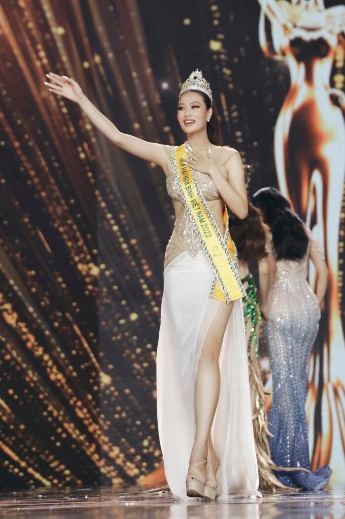 Tan Miss Grand Vietnam 2022 thoi ao dai den truong-Hinh-2