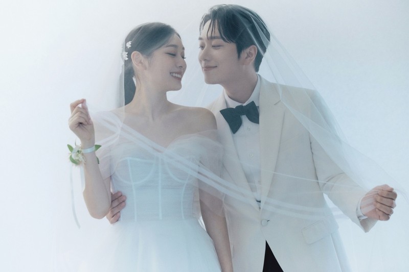 Ảnh cưới của Kim Yuna đẹp lộng lẫy với những trang phục truyền thống và tốt nhất của thời điểm đó. Cô dâu xinh đẹp này khiến cho chúng ta cảm thấy choáng ngợp và xúc động với tình yêu được kết nối trong lễ cưới.