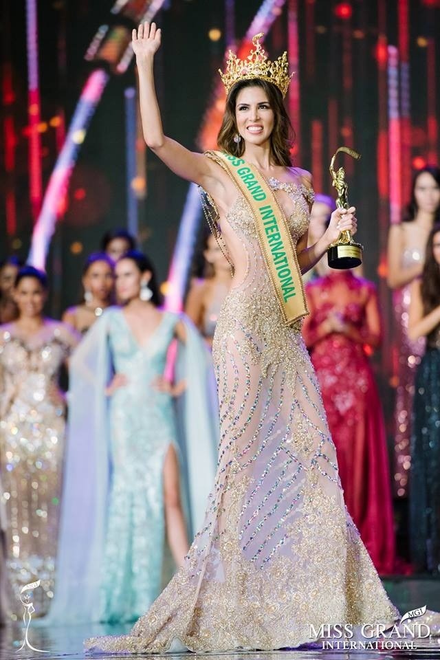 Ngam nhan sac hoa hau Miss Universe va Miss Grand 10 nam qua-Hinh-11