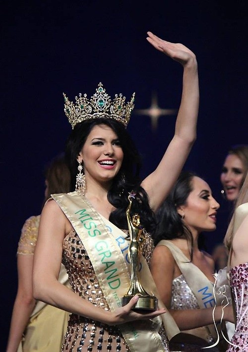 Ngam nhan sac hoa hau Miss Universe va Miss Grand 10 nam qua-Hinh-17