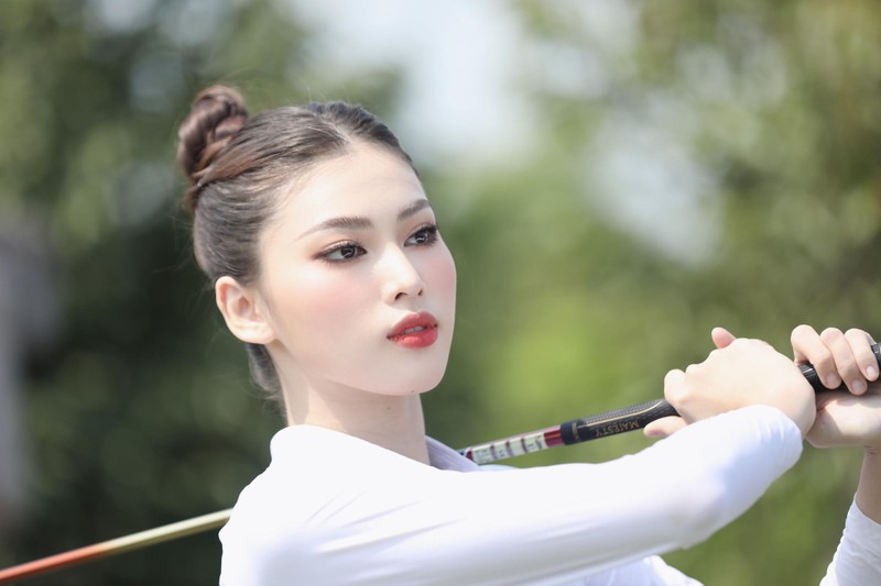 Hoa hau Do Thi Ha tap choi golf-Hinh-10