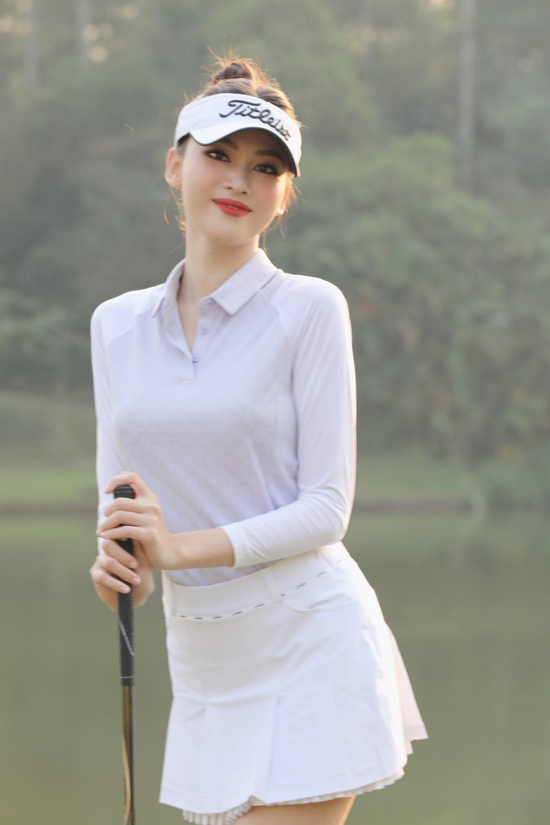 Hoa hau Do Thi Ha tap choi golf-Hinh-13