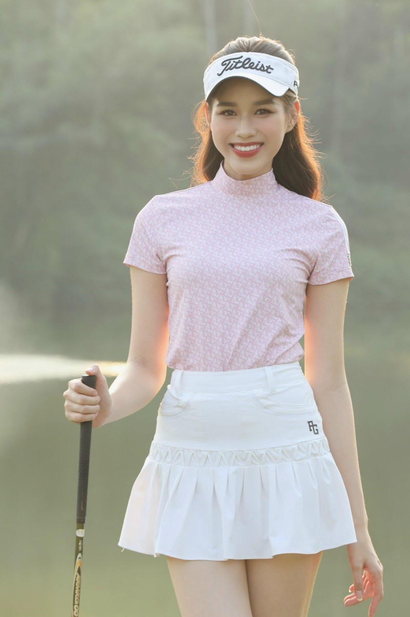 Hoa hau Do Thi Ha tap choi golf-Hinh-2