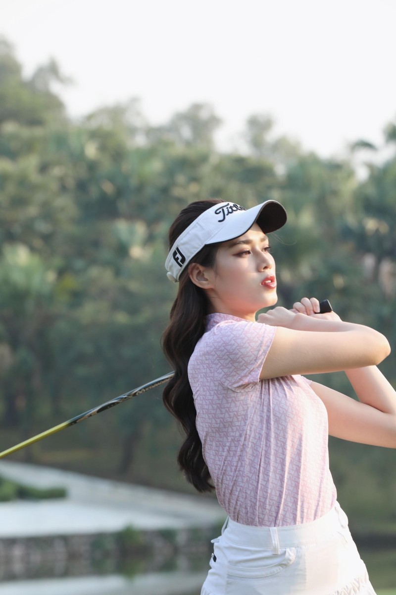 Hoa hau Do Thi Ha tap choi golf-Hinh-3