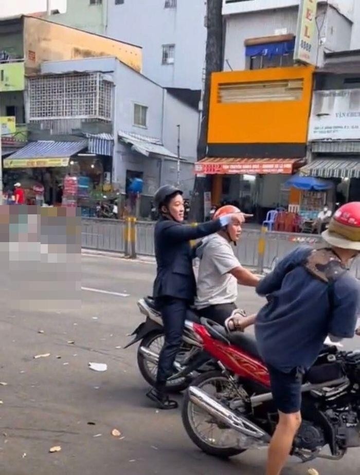 Truong Giang mac vest di xe om, tuong ngoi cuc hai-Hinh-3