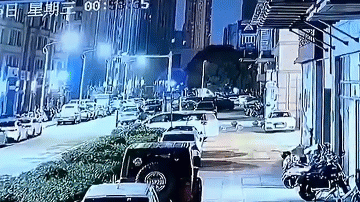 Clip: Ngã khỏi tòa nhà, người đàn ông say rượu rơi trúng nóc ô tô