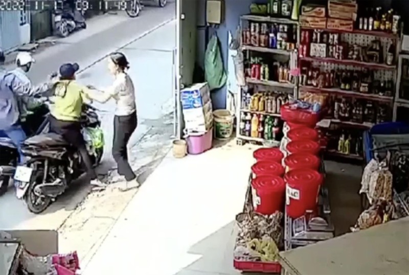 Video: 2 vu cuop giat lien tiep trong mot con hem o TP.HCM