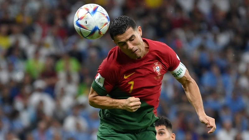 Co gi ben trong trai bong vua khien Ronaldo mat ban thang?