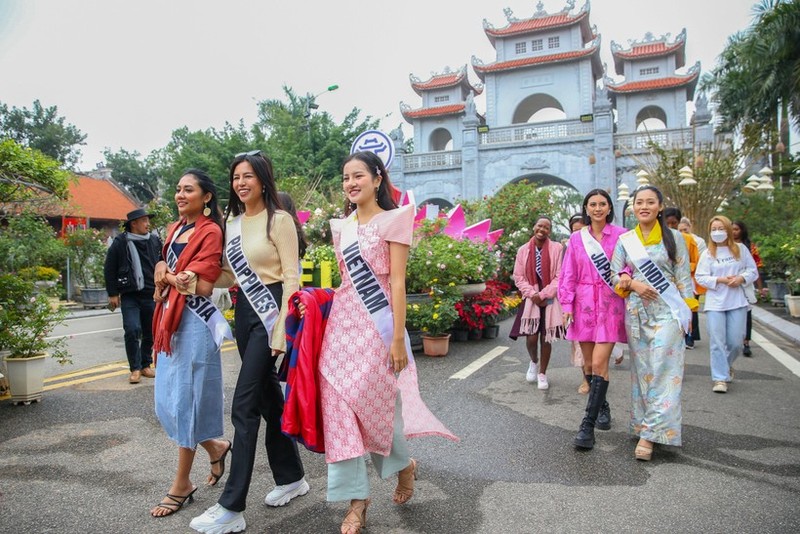 Thi sinh Hoa hau Du lich the gioi check-in festival hoa Me Linh