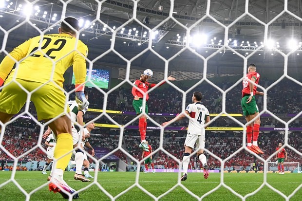 Bo Dao Nha 0-1 Morocco: Nuoc mat da roi tren go ma Ronaldo-Hinh-2