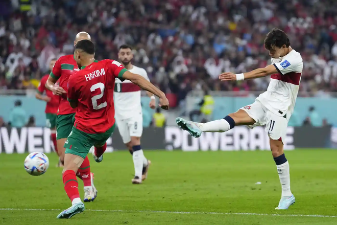Bo Dao Nha 0-1 Morocco: Nuoc mat da roi tren go ma Ronaldo