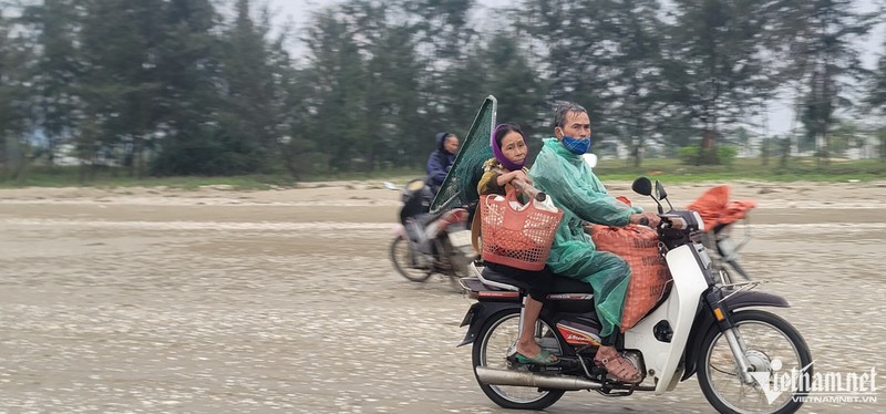 'Loc troi' noi len khi bien dong, ca lang ho nhau di vot