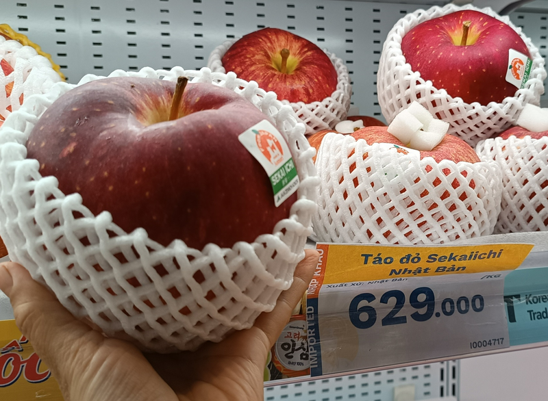Nhiều loại táo ngoại độc, lạ, đắt đỏ đổ bộ mùa Tết - Ảnh 2.
