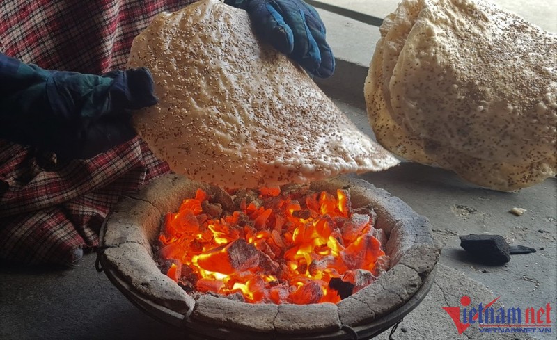 Tat bat den dem van khong du banh da ban Tet Nguyen Dan-Hinh-7