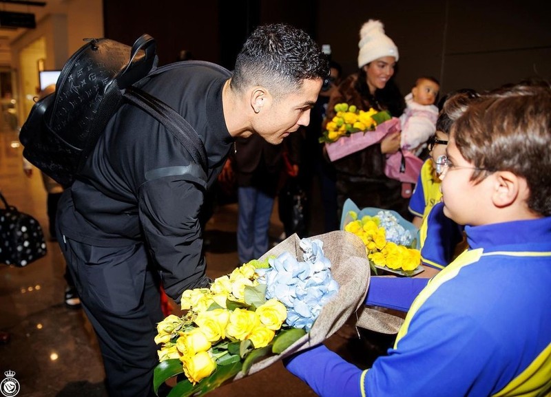 Ronaldo deo dong ho tri gia tram nghin USD khi den Saudi Arabia-Hinh-11