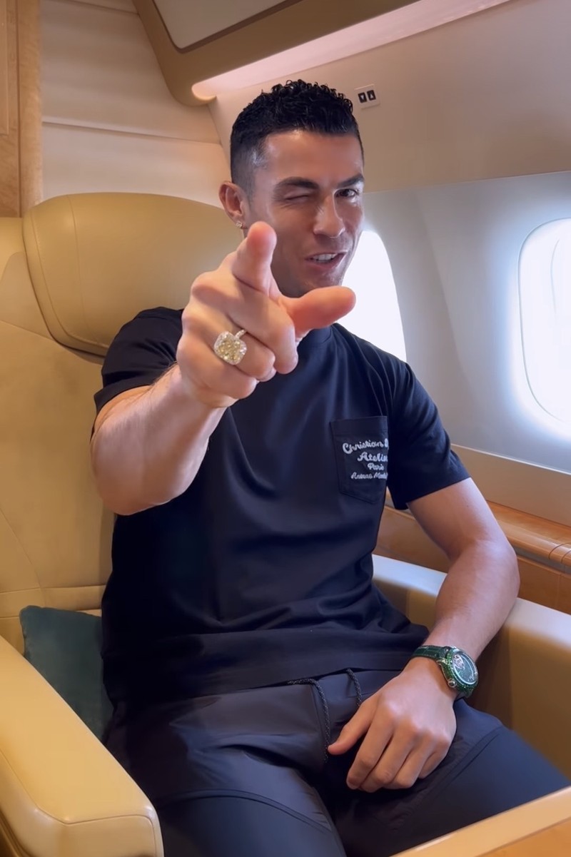 Ronaldo deo dong ho tri gia tram nghin USD khi den Saudi Arabia-Hinh-3